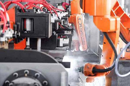 Ljusstrålesvetsrobot kommer snart att användas på stor skala.jpg End beam welding robot is about to put into use on a large scale.jpg